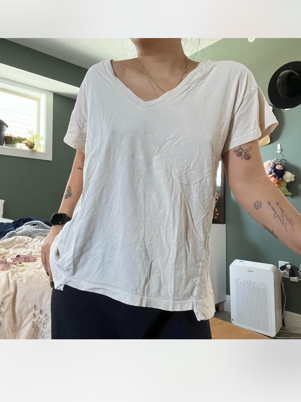 MATE the Label Off-White V-Neck Short Sleeve Tee